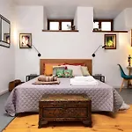 Old Town 2br Spacious House With Private Garden And Free Parking *