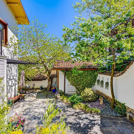 2br House With Garden And Free Parking In The Old Town *