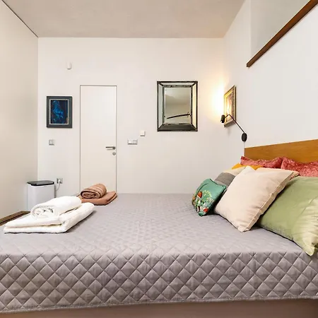 Old Town 2br Spacious House With Private Garden And Free Parking Villa *