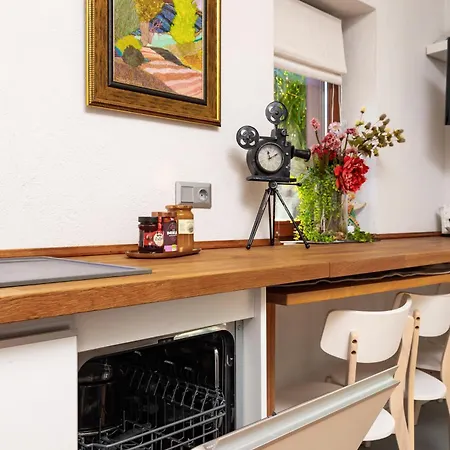 Old Town 2br Spacious House With Private Garden And Free Parking וילה