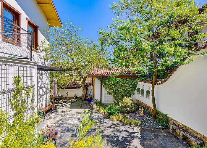 Old Town 2br Spacious House With Private Garden And Free Parking *