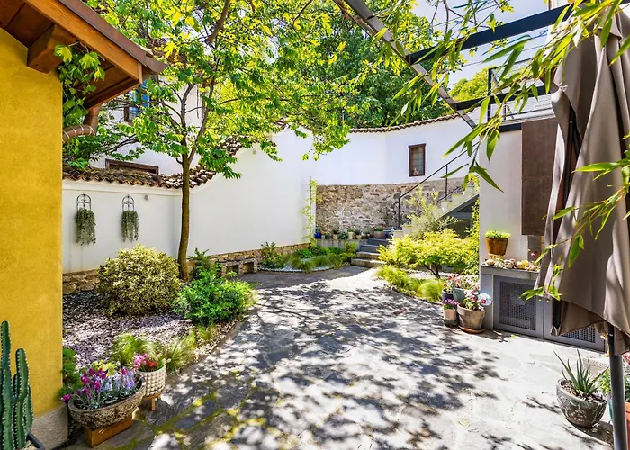 Old Town 2br Spacious House With Private Garden And Free Parking *