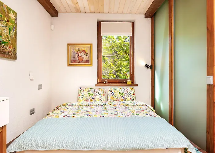 Old Town 2br Spacious House With Private Garden And Free Parking 别墅