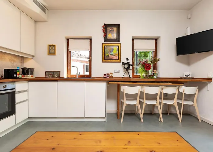 Old Town 2br Spacious House With Private Garden And Free Parking